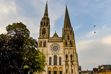 Fototapeta premium Chartres, Kathedrale, Notre-Dame, Altstadt, Altstadthäuser, Kirchenfenster, Fluss, Eure, Sommer, Abendstimmung, Frankreich