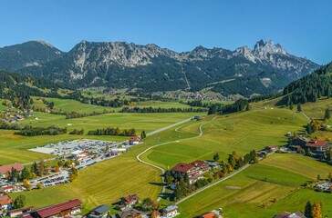 Fototapeta na wymiar Herbst im Tannheimer Tal in Tirol 