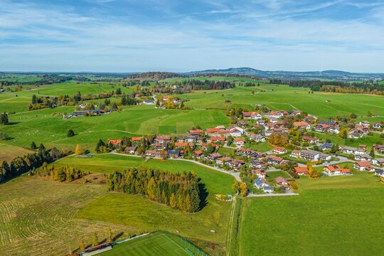 Blick auf die Gemeinde Berghof im Ostallg&auml;u
