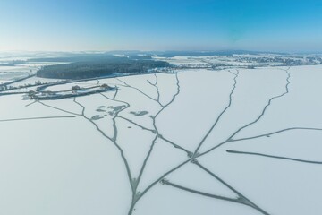 Strukturen aus Schnee und Eis auf dem zugefrorenen Altmühlsee im Fränkischen Seenland
