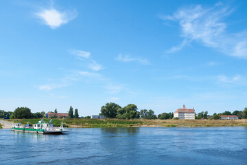 Fototapeta na wymiar An der Elbe bei Mauken mit Schloss Pretzsch in Sachsen-Anhalt