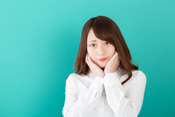 見つめる女性