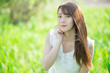 Naklejka premium 新緑の若い女性
