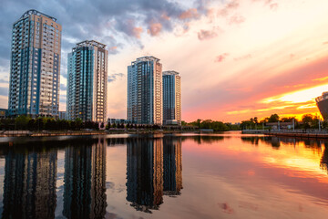 Obraz na płótnie Canvas Sunset on the embankment in Kyiv. Poznyaki Park near the River Mall.