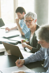 Obraz premium Portrait confident senior woman studying in adult education classroom