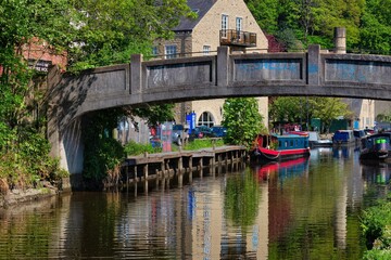 Fototapeta na wymiar bridge over the canal
