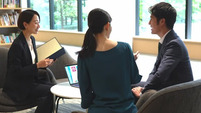 会議をする三人のビジネスマン
