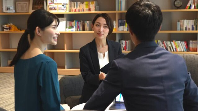 会議をする三人のビジネスマン