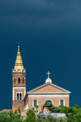 Eglise sur fond de ciel d'orage