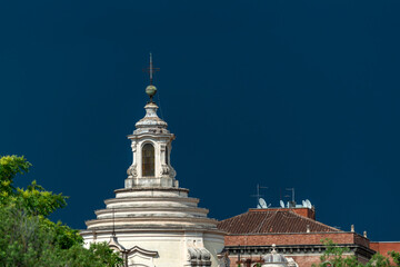 Clocher et ciel d'orage