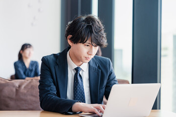 Fototapeta premium オフィスで頭を抱えるビジネスマン