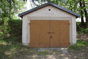 photo freestanding garage next to the trees