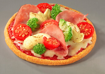 Mini Pizza mit Brokkoli Schinken und Tomaten