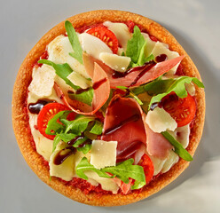 Mini Pizza mit Rucola Schinken Tomaten und Mozzarella