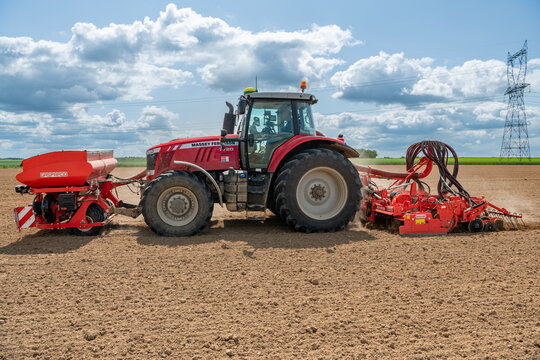 Semis de chanvre dans l'Eure. Ensemble semoir 32 rangs avec tr&eacute;mie frontale pneumatique et herse rotative Maschio Gaspardo