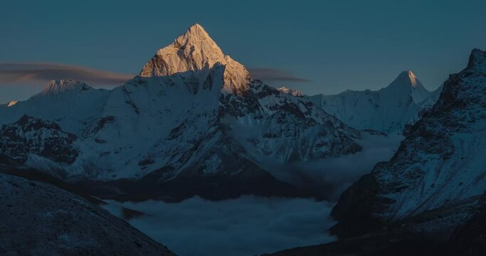 Himalaya ama Dablam mountain majestic sunset Timelapse
Himalaya Mountain with perfect clear weather, small clouds, Hyperlapse, 2023
