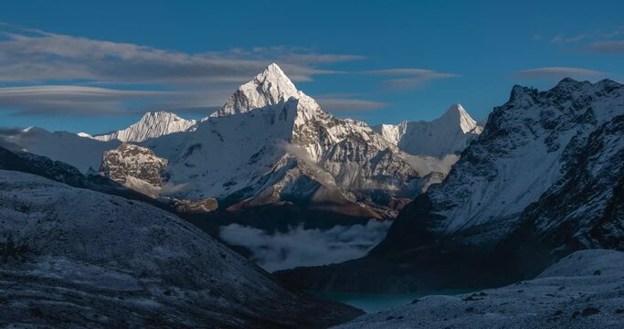 Himalaya ama Dablam mountain sunset Timelapse mode
Himalaya Mountain with perfect clear weather, small clouds, Hyperlapse, 2023
