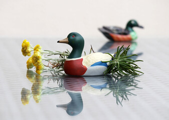 Toy ducks and yellow flower - 609971938