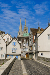 Chartres, Altstadt, Altstadthäuser, historische Häuser, Brücke, Steinbrücke, Pont Bouju, Gassen, Kathedrale, Notre-Dame, Fluss, Eure, Sommer, Frankreich