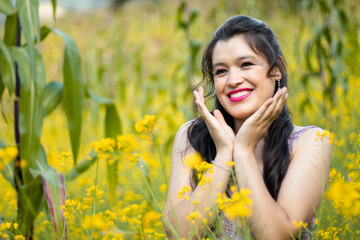 retrato de una mujer hermosa y feliz en un campo de flores, oliendo flores y disfrutando de la naturaleza,sonrisa,odontologia,