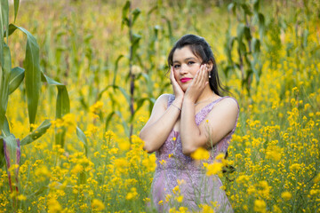 retrato de una mujer hermosa en un campo de flores, oliendo flores y disfrutando de la naturaleza,
