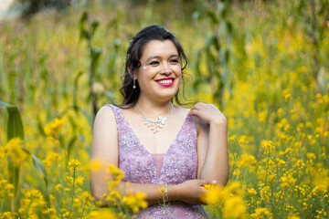 retrato de una mujer hermosa y feliz en un campo de flores, oliendo flores y disfrutando de la...