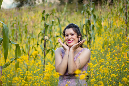 retrato de una mujer hermosa y feliz en un campo de flores, oliendo flores y disfrutando de la naturaleza,sonrisa,odontologia,