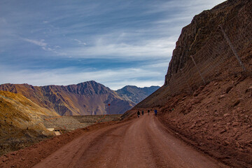 estrada de terra vermelha entre montanhas Cajón del Maipo e Embalse El Yeso, Chile cordilheira dos Andes, Santiago, Chile