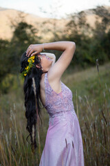 Mujer en vestido flores naturaleza paseo encanto,boda,pareja,naturaleza