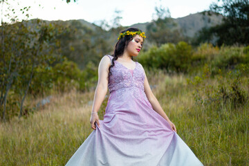 Fototapeta premium Mujer con vestido en un campo sol naturaleza libertad,corona,boda,foto,paisajes