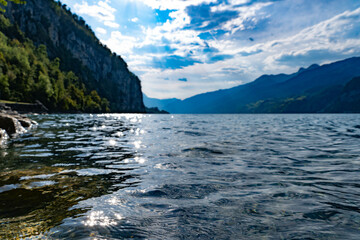 lago en suiza rodeado de montañas