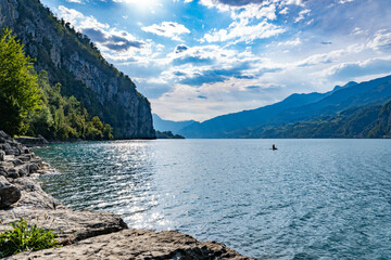 lago en suiza rodeado de montañas
