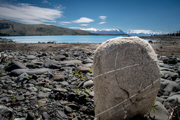 Fototapeta na wymiar rocks on the shore of the lake