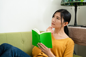 読書をする女性５