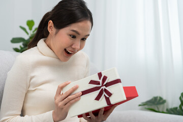 Pretty asian woman feel surprise and look interest inside presents box. cute girl excited open gift box. birthday, Celebration, xmas, New year Festival, thank, Celebrate, Valentine's Day, Anniversary