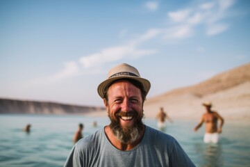 Obraz premium Lifestyle portrait photography of a pleased man in his 40s that is smiling with friends at the Dead Sea in Israel/Jordan . Generative AI