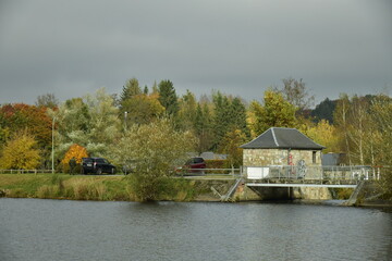 La maison abritant le système de commande des vannes du barrage du lac des Doyards dans un paysage bucolique d'automne à Vielsalm 
