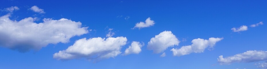 Fototapeta na wymiar 一列に並んだ雲のパノラマ