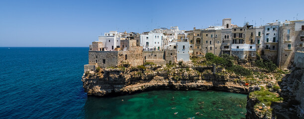 Casco histórico de Polignano a Mare sobre un acantilado de piedra caliza en Italia. Casas al sur...