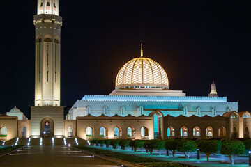 Obraz premium Sultan Qaboos Grand Mosque at night. Muscat. Sultanate of Oman