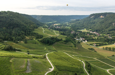 Vue depuis Château-Châlon dans le Jura ,un village viticole perché, construit sur l'arête du...