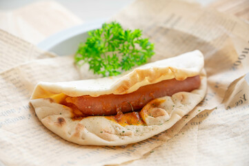 ナン生地にウインナーのラップサンド