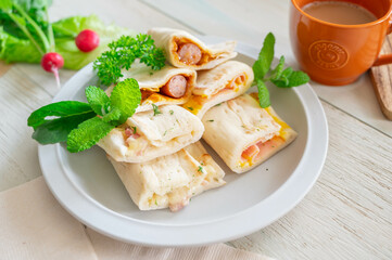 3種類のラップサンドとコーヒー