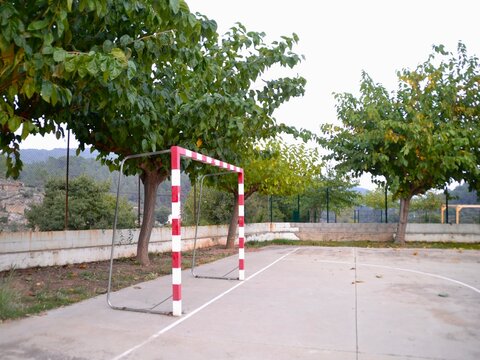 Porter&iacute;a de f&uacute;tbol en una zona rural.
