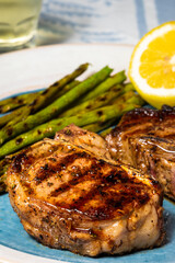 Grilled lamb chops with asparagus.