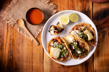 Tacos al Pastor. Tambien conocidos como Tacos de Trompo, son el tipo de tacos callejeros mas populares en Mexico, comunmente se elabora con carne de cerdo y ternera adobada con achiote.