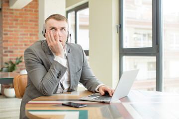 Naklejka premium feeling bored, frustrated and sleepy after a tiresome. telemarketer concept