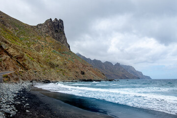 Playa del Roque de las Bodegas: Strand, Anaga-Gebirge im Hintergrund, Atlantik, Küstenlandschaft, Teneriffa, Wolken