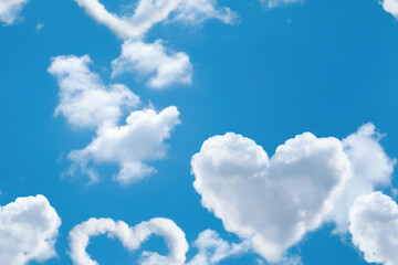 Naklejka na ściany i meble Nahtloses Muster - Wiederholender Hintergrund einer Textur mit blauem Himmel und Wolken in Herz Form