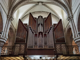 Interior e órgão de tubos da Igreja de Nossa Senhora da Rocha em Biarritz no País Basco, França